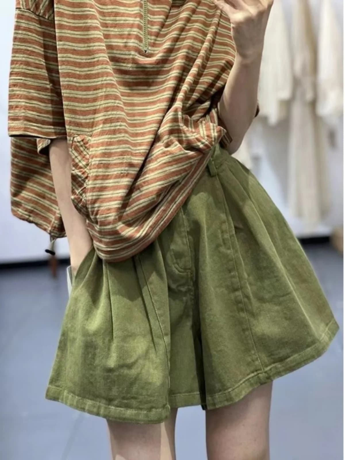 Pantaloncini a vita alta in cotone e lino, modello ampio e casual, ideali per l'estate e il tempo libero, a gamba larga, in lino sottile