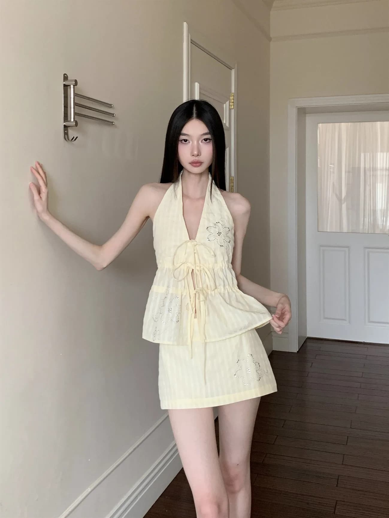 Completo estivo due pezzi giallo chiaro con gonna a trapezio e paillettes, per giovani donne