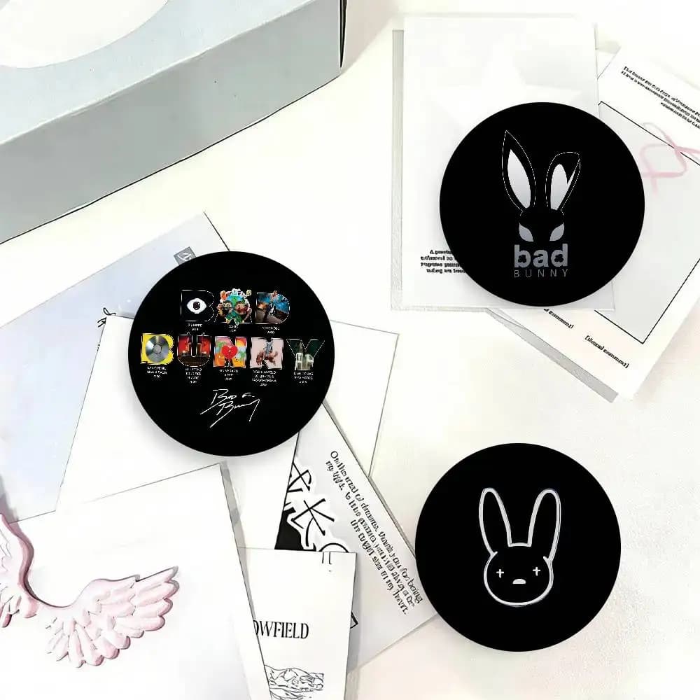 Spilla Anime Bad Bunny Nadie Sabe Album, Distintivo Cartone Animato Carino, Pin da Risvolto per Giacca e Jeans, Accessorio Regalo