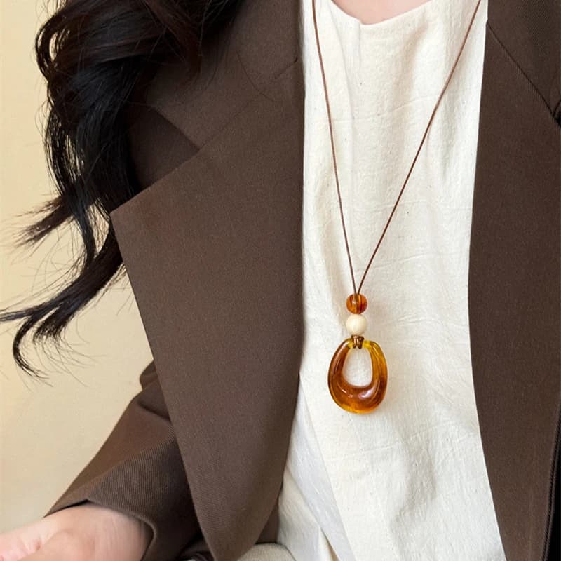 Giocoso collana di perle di riso a forma di cuore colorato con dopamina per le donne Gioielli da indossare ogni giorno con ciondolo lungo in resina circolare con fascino alla moda