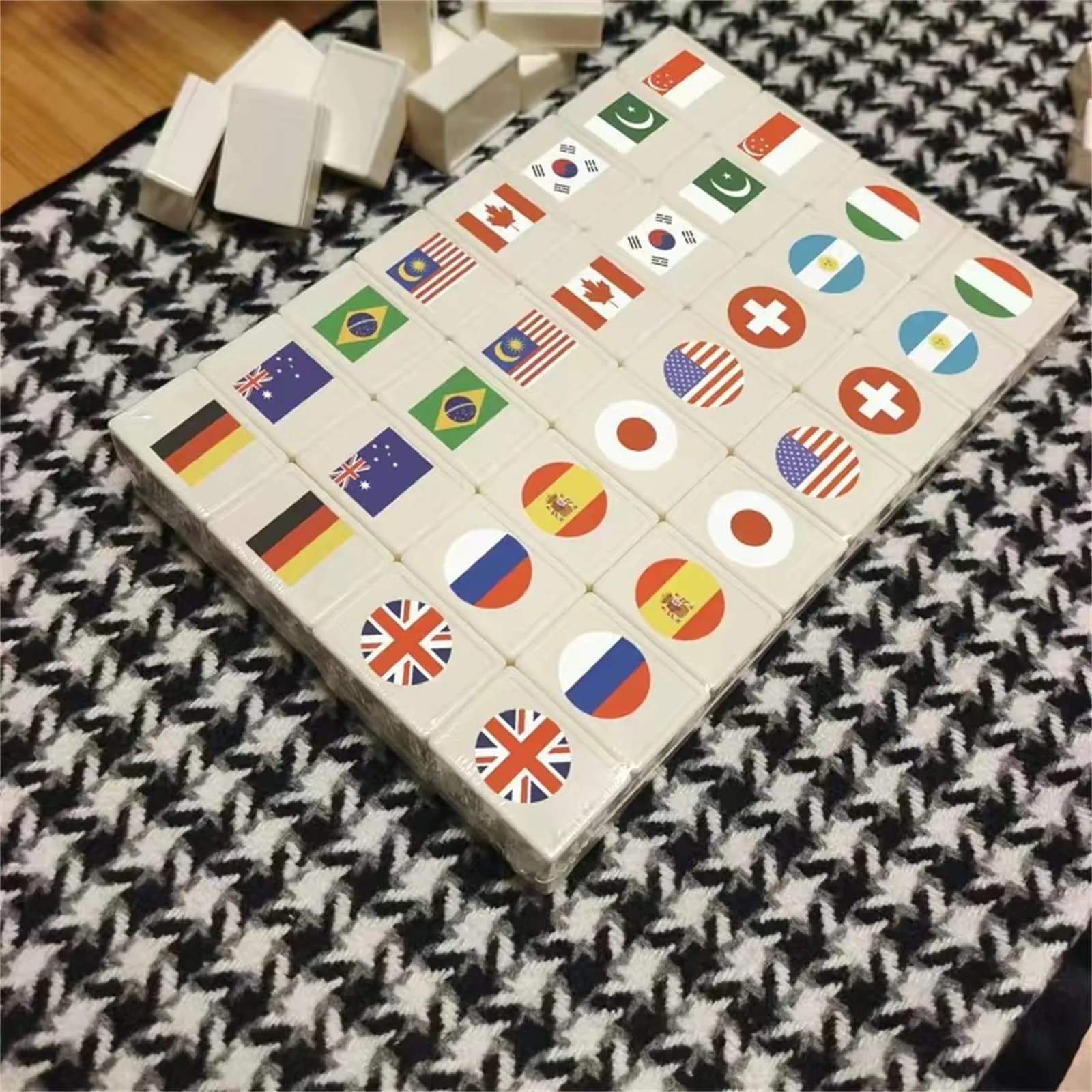 65 Blocchi Tiktok Seaside Escape Mahjong Gioco di Piastrelle con Modello di Palla di Bandiera 1/2 Giocatori Divertente Genitore Bambino Gioco di Festa Giocattolo Regalo