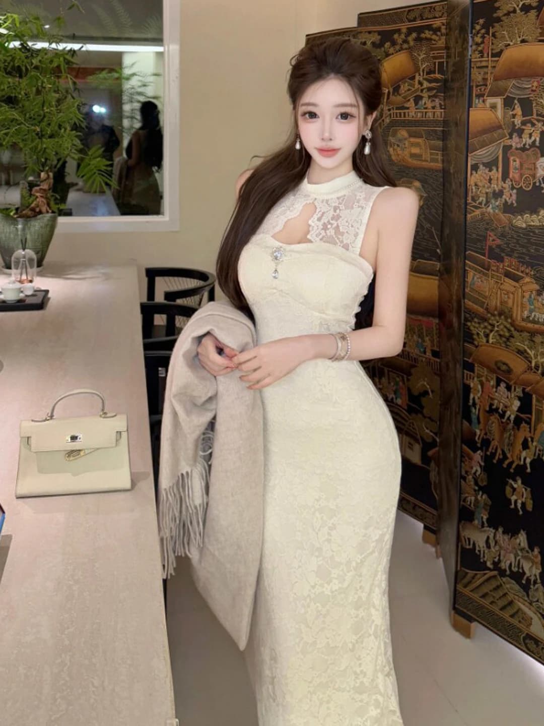 Long dress in lace style Pure Desire, elegant and sleeveless, with round neckline, ideal for summer and urban commuting.