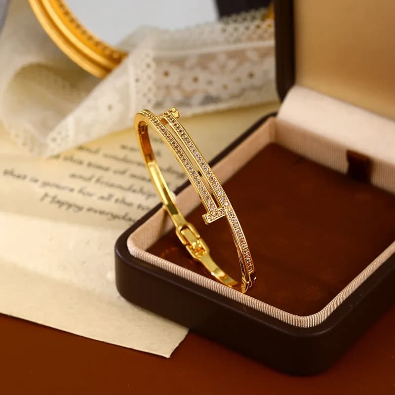 Bracciale Minimalista Classico a Chiodo per Donne, Gioiello da Mano Premium con Fascino Senza Tempo, Perfetto per l'Uso Quotidiano e Occasioni Speciali