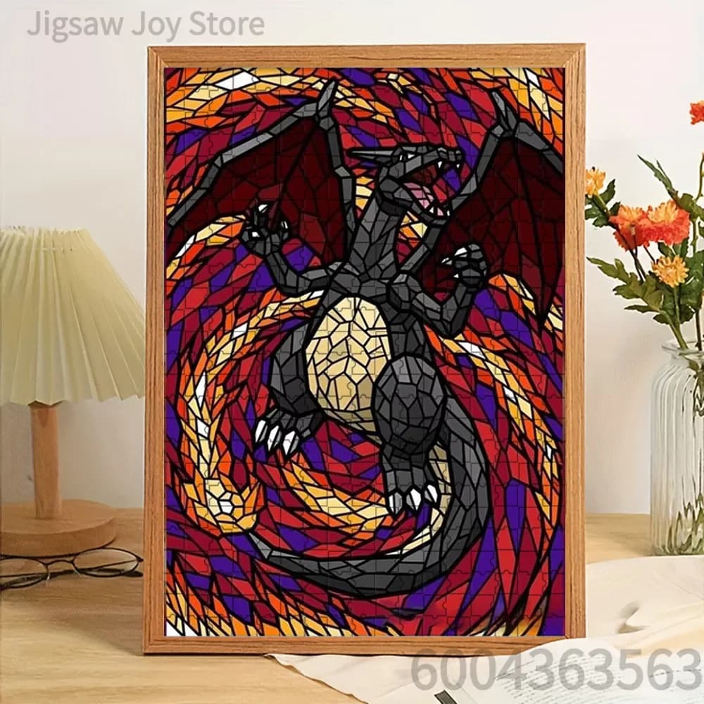 Puzzle di carta con Charizard lucido in stile vetro colorato, opera d'arte, rompicapo artistico