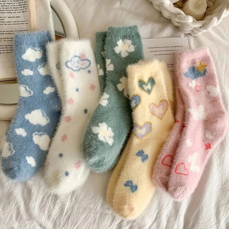 5 paia di calzini da donna caldi in peluche a forma di cuore stampati spessi a tubo medio adatti per l'autunno inverno, calzini casual che assorbono il sudore
