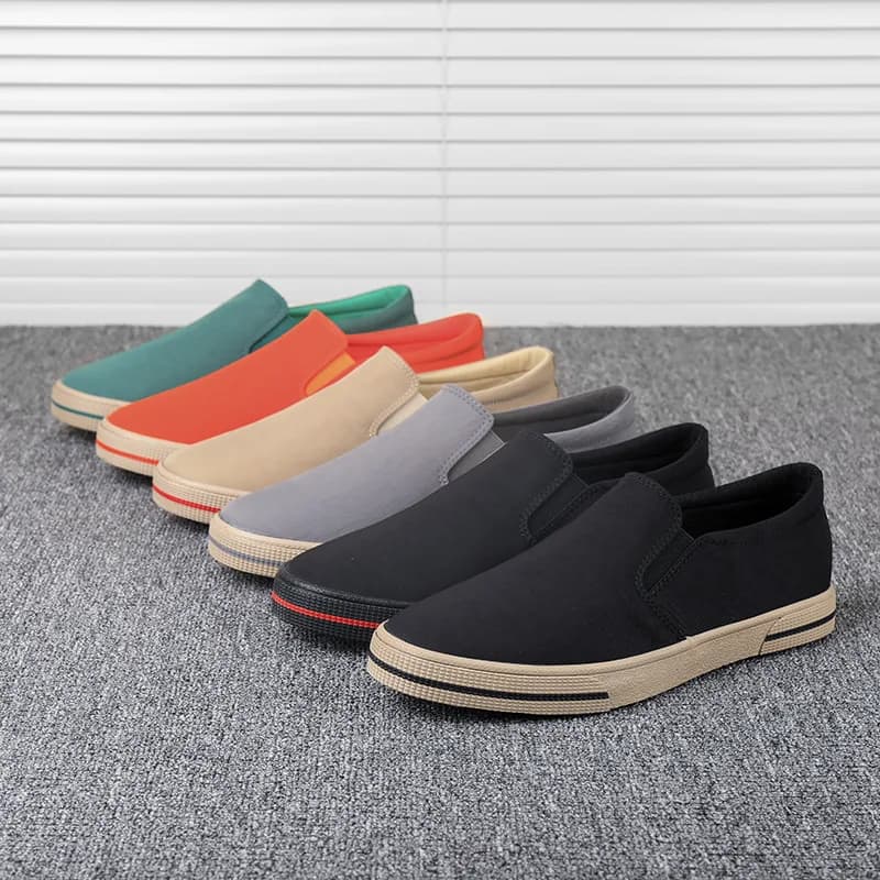 Scarpe Casual da uomo All-match moda mocassini anticollisione di colore misto Slip-on comode scarpe da passeggio maschili antiscivolo all'aperto