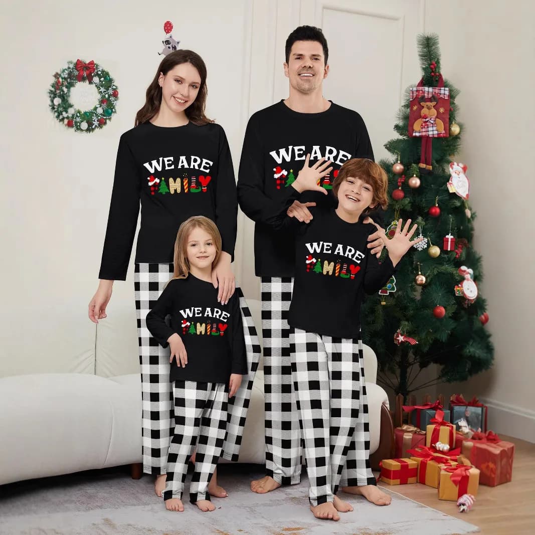 Set natalizio per la famiglia del 2025 per l'autunno e l'inverno, con maniche lunghe e pantaloni lunghi con scritte a quadretti in bianco e nero