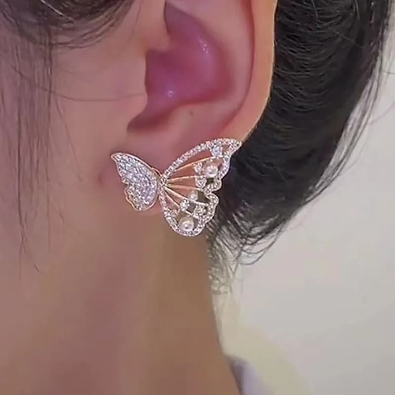 Super fairy pearl butterfly stud earrings are exquisite, simple and light luxury earrings, with a high sense of temperament. Women who wear more earrings