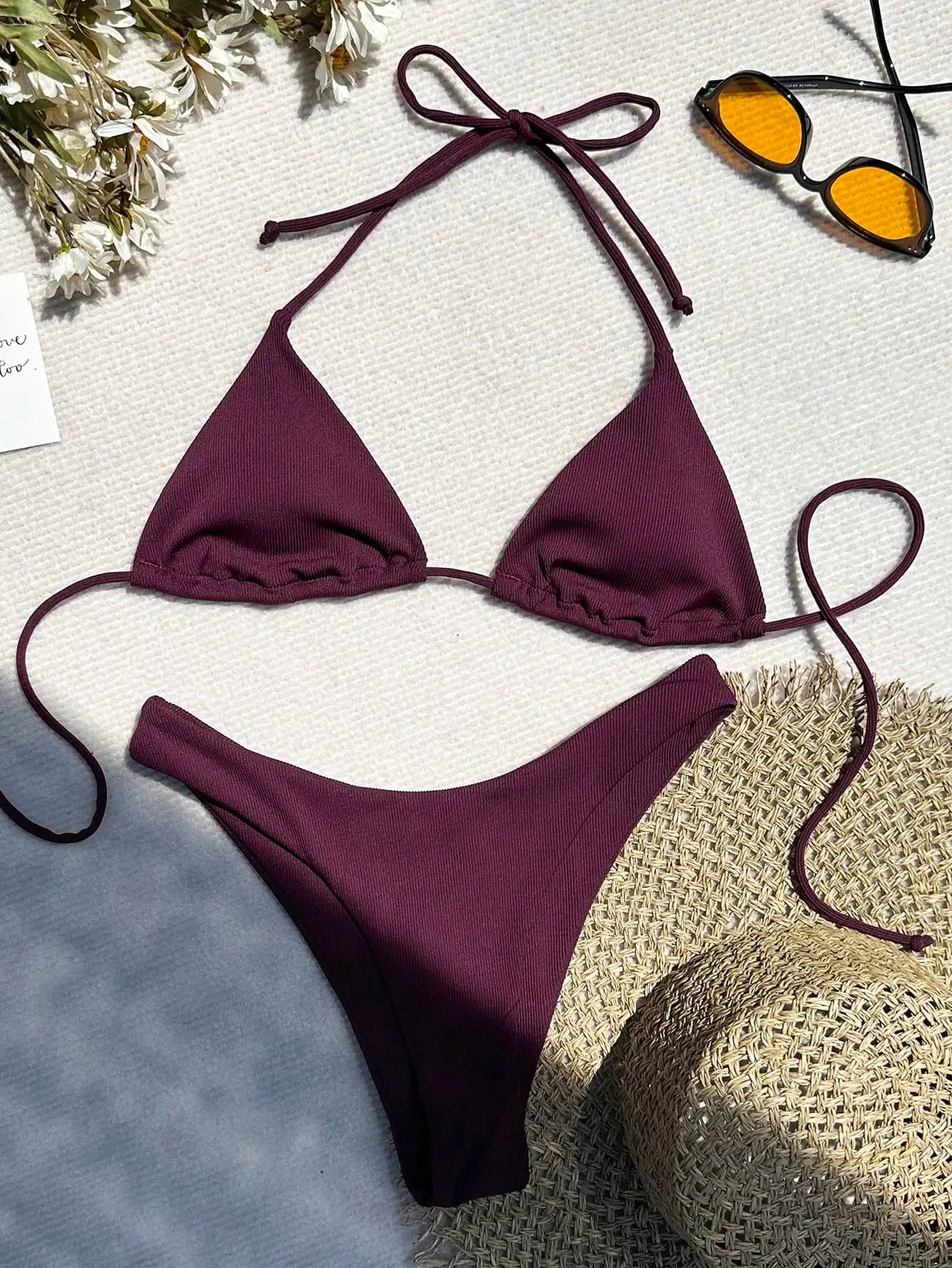 Set bikini a triangolo con scollo all'americana a costine e taglio alto per la spiaggia estiva
