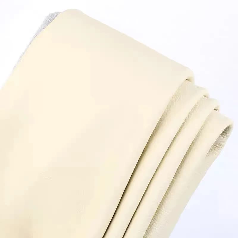 Materiale in pelle bovina sottile, beige, vera pelle intera, divano comodino, borsa morbida, pannello porta auto, copertura leva cambio, grana fine morbida c