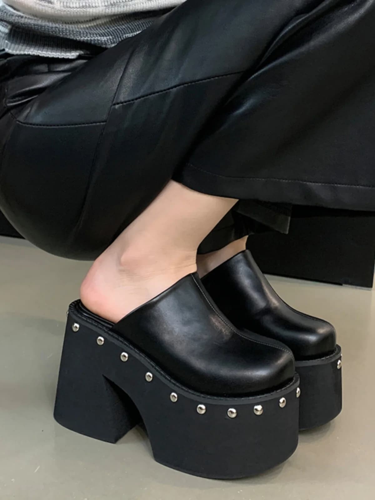 Ciabatte con tacco spesso e rivetti, nuove scarpe da donna con plateau rialzato per primavera autunno, tacco ultra alto 11 cm