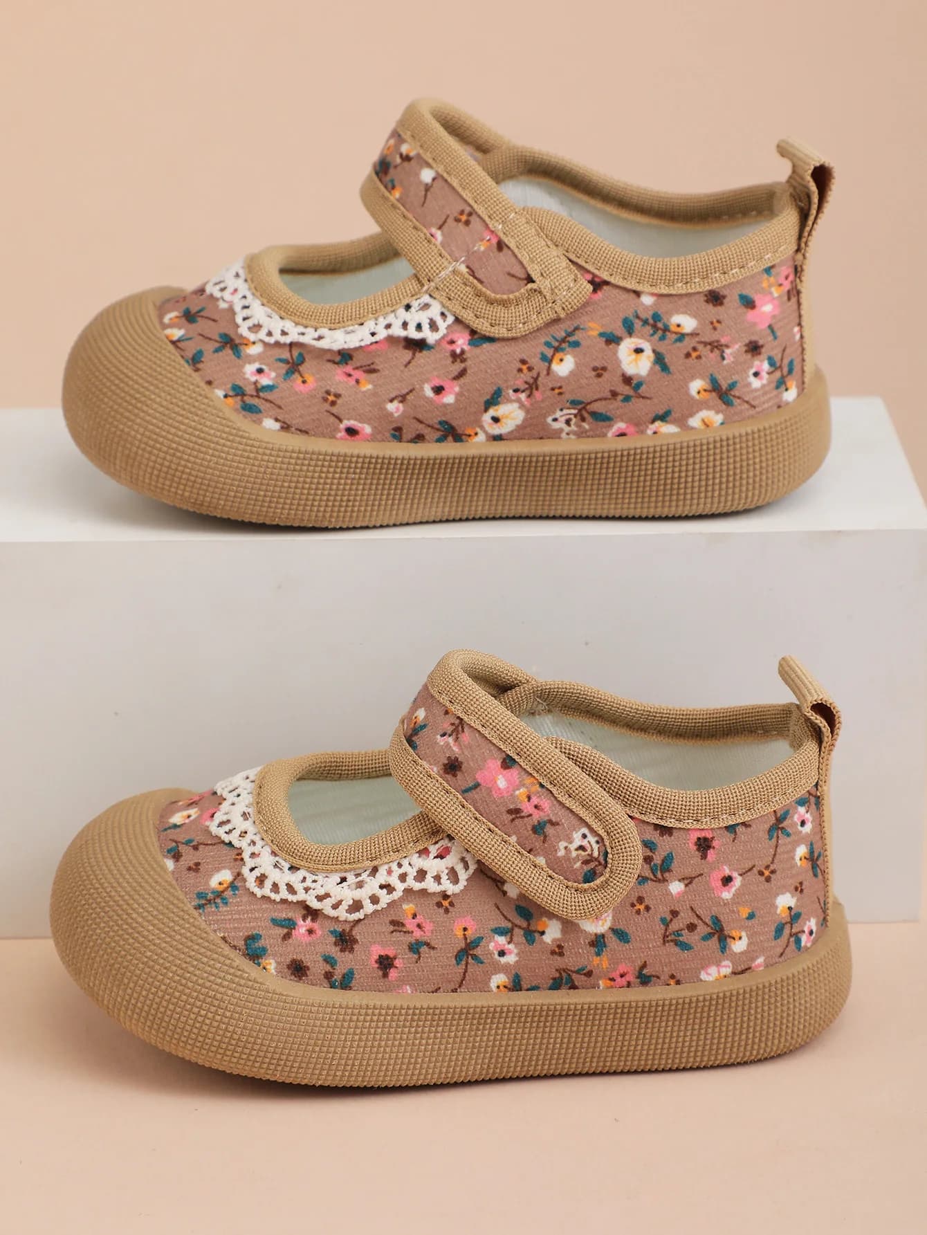 Primavera e autunno 2024 Nuova versione coreana di scarpe di tela per ragazze da interno Scarpe da bambino per bambini con suola morbida Scarpe per bambini