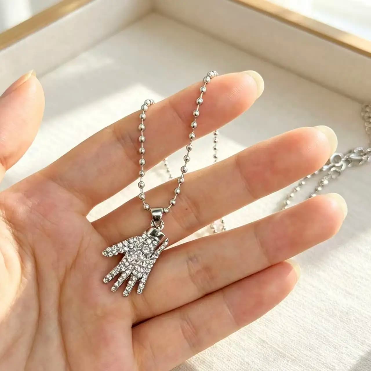 Full Diamond Michael Jackson Gloves Necklace Men's and Women's Same Niche Jewelry Unique Personality Palm Clavicle Chain Gift