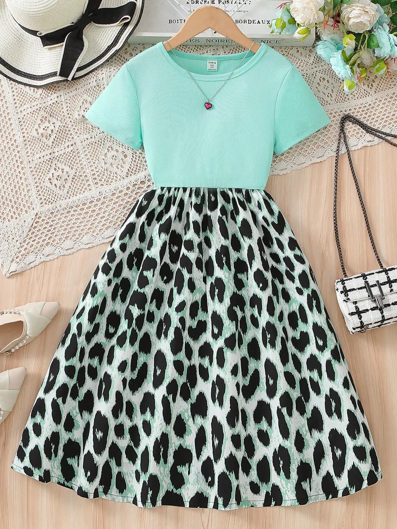 Abito casual a trapezio in maglia verde menta a maniche corte con stampa leopardata