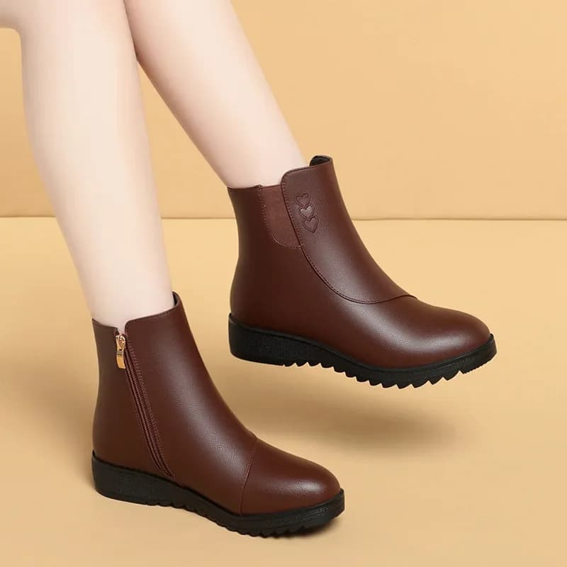 Scarpe comode con plateau piatto da 3,5 cm Stivali in morbida pelliccia di peluche in pelle Inverno 2024 Stivaletti corti da donna da neve per mamma in ufficio