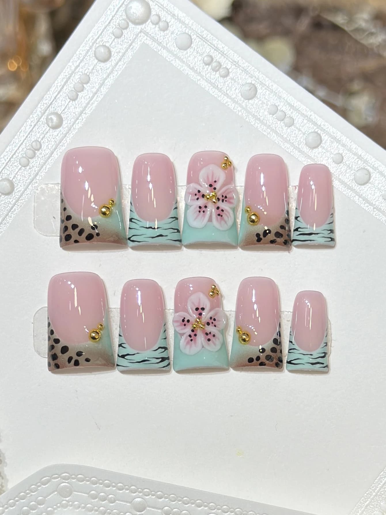 10 Pezzi Unghie Finte a Pressione Forma a Becco d'Anatra Blu con Pois e Strisce Zebrate Dipinte a Mano Design Floreale 3D Lucido per Donne