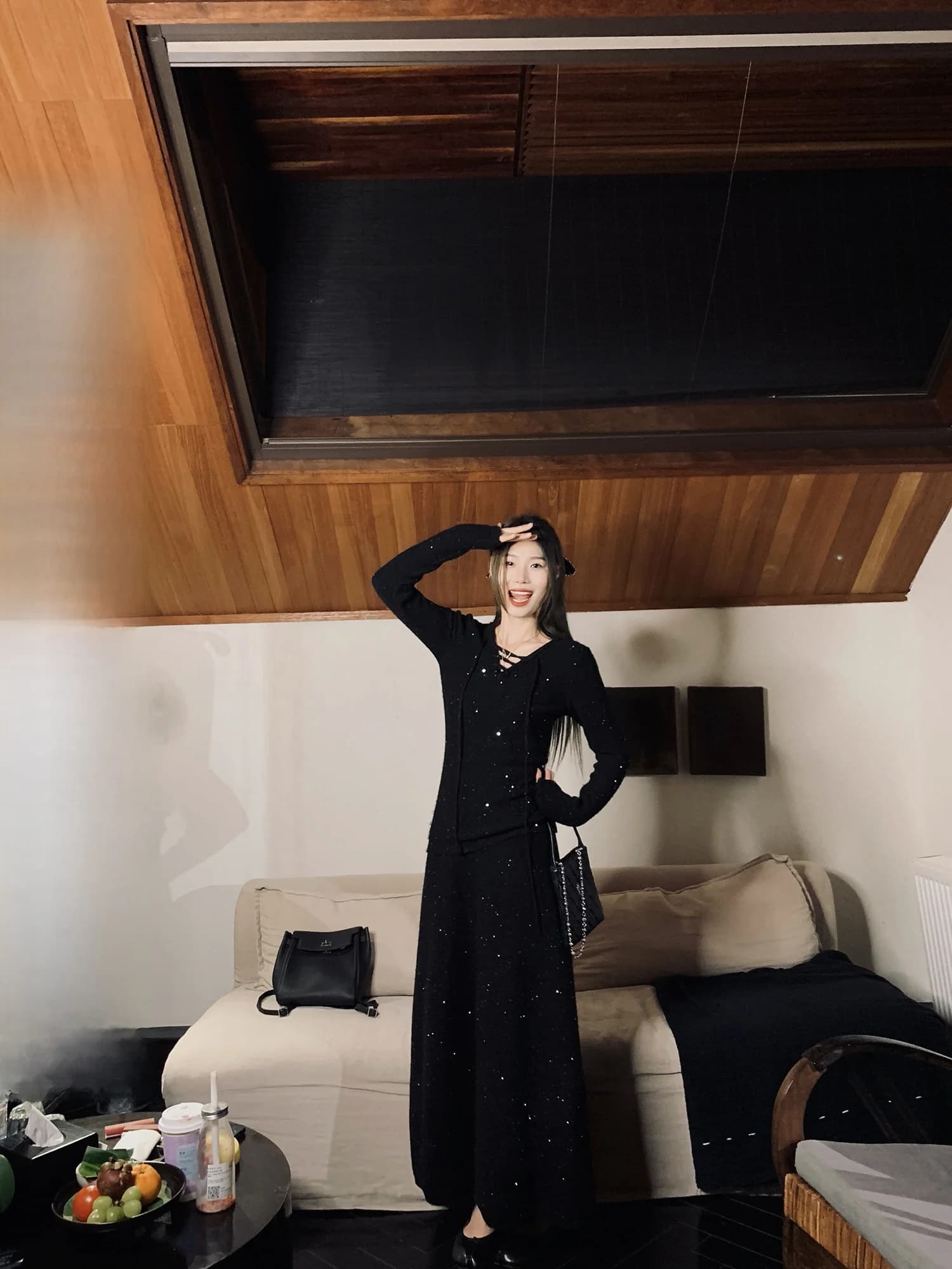 Complete skirt and sweater with black sequins belt for women, luxurious and trendy, for girls who love elegance, complete with belt, V neckline, long sleeves.