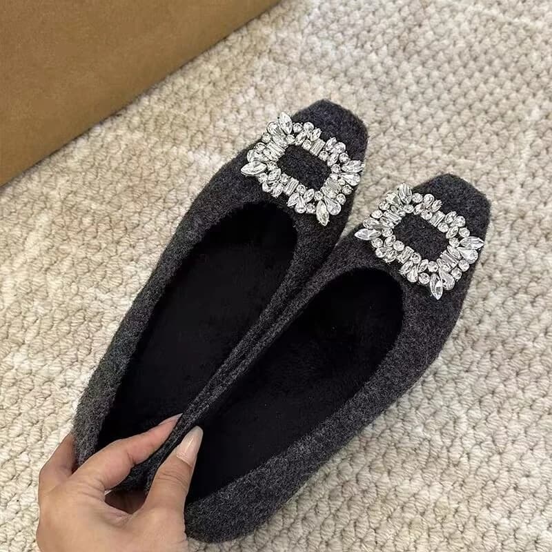 2025 Nuovo lusso con fibbia in cristallo Slip on Flats Morbida scarpa pelosa piatta poco profonda con mocassini da donna Scarpe casual calde a punta