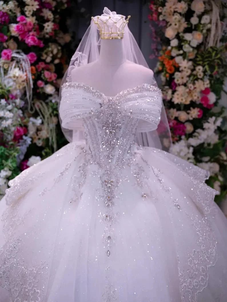 Abito da sposa personalizzato con abito da ballo principessa nobile 2025 Abito da sposa di lusso con perline Abito in chiffon di pizzo con spalle scoperte