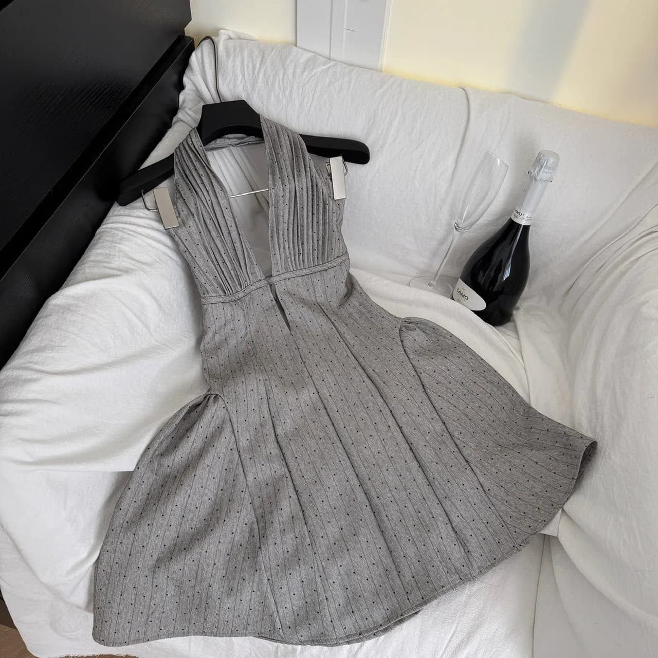 Abito grigio con scollo all'americana da donna, decorato con diamanti, scollatura a pois, gonna corta in poliestere, stile casual.