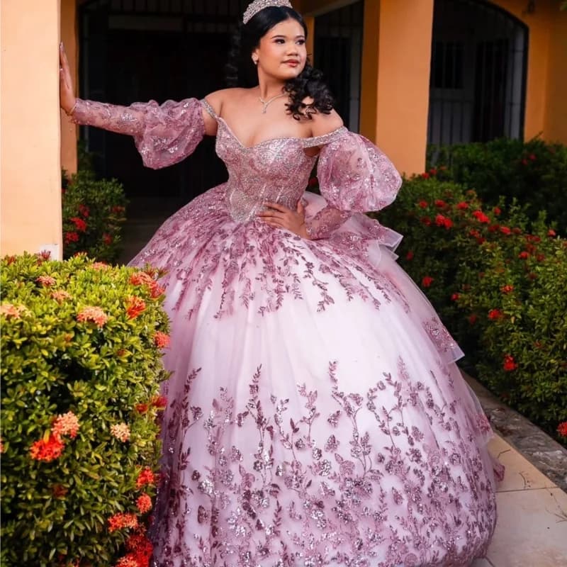 Personalizzato rosa lucido con spalle scoperte Abito Quinceanera con paillettes applique fiore di cristallo Fiocco stratificazione abiti da 15 Quinceanera