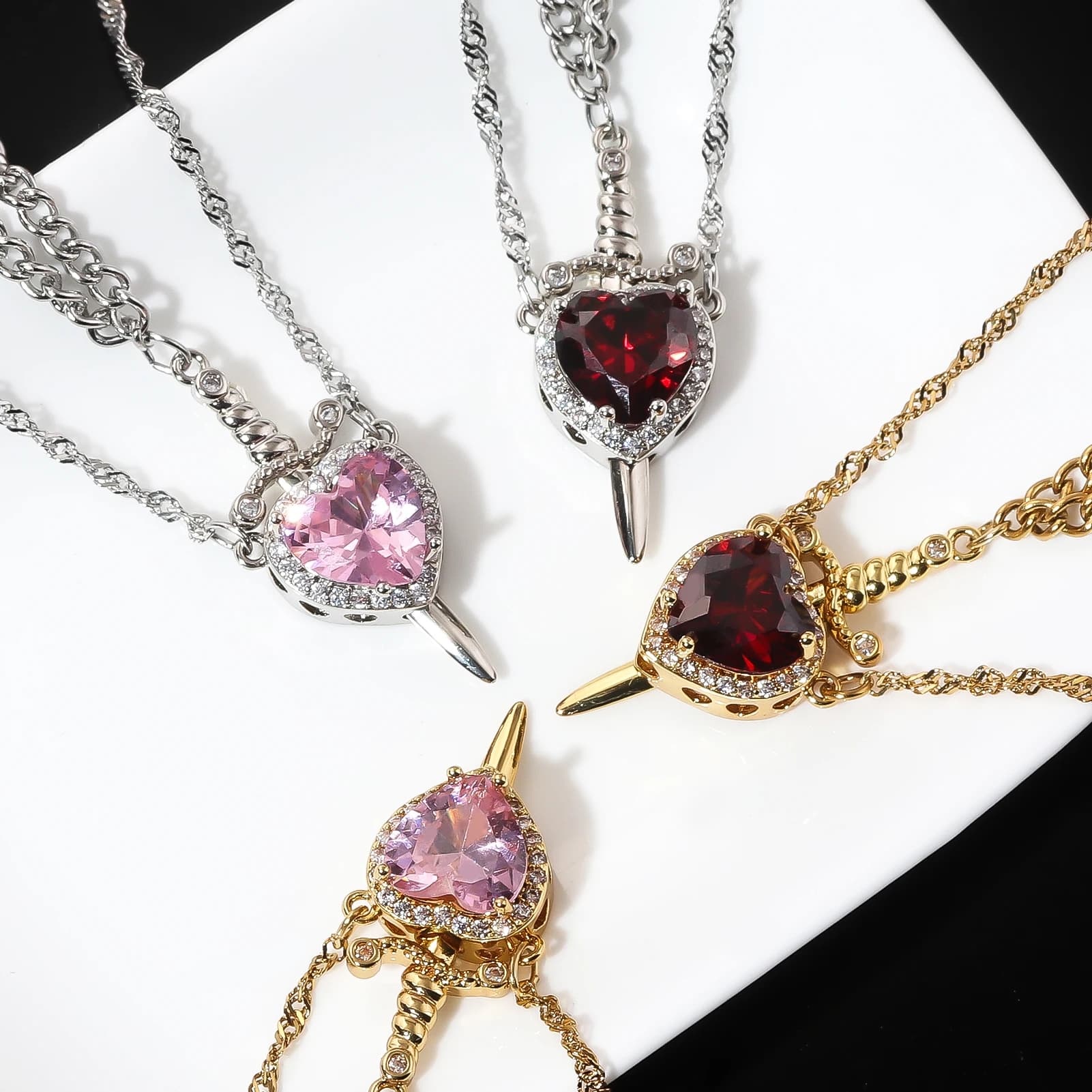 Collana Gotica Punk con Cuore e Spada, Collana per Coppie con Cuore Traforato da Freccia, Collana con Cuore e Pugnale con Strass Rossi, Regalo per Buoni Amici