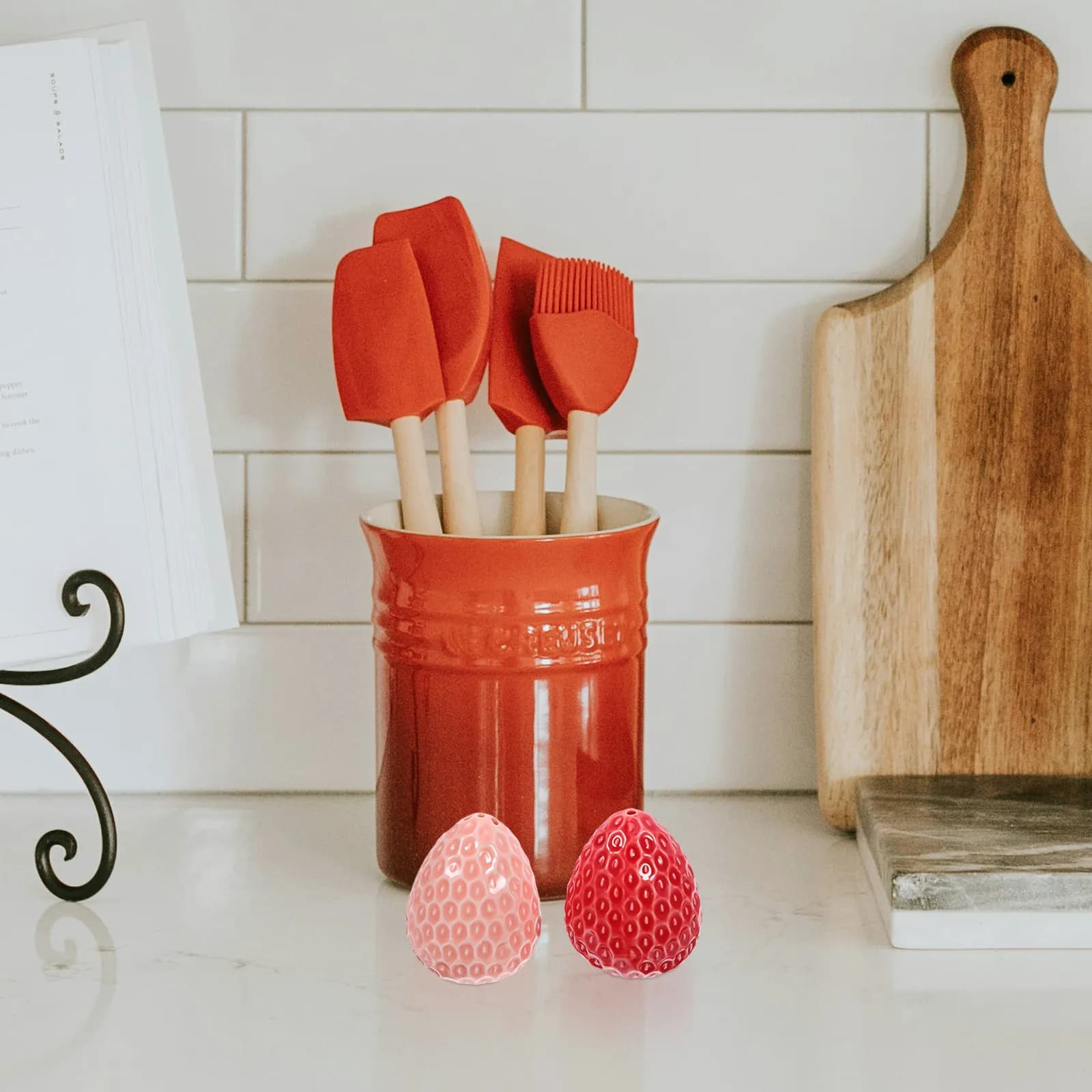 2Pcs Ceramic Seasoning Bottle Set Salt and Pepper Shaker for Home Restaurant Camping Compact Kitchen Spice Jars Decorative