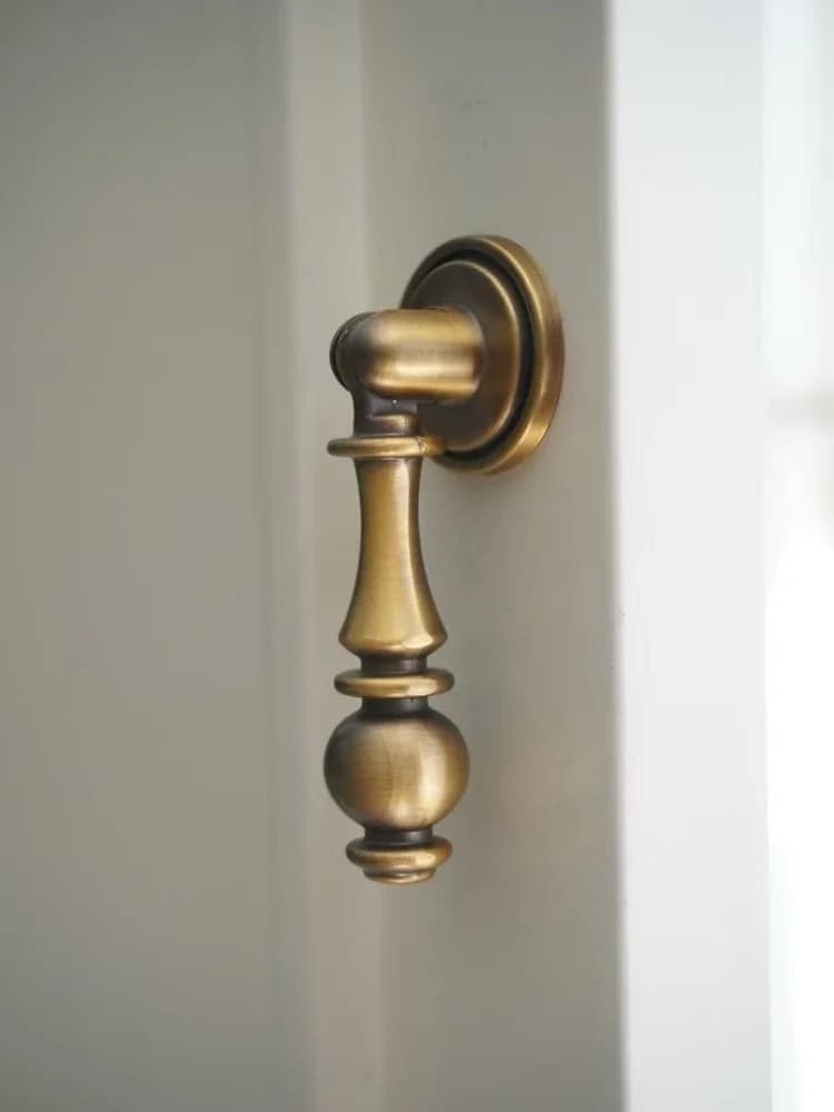 Maniglia Moderna Semplice ed Elegante in Ottone Dorato/Argentato per Cassetti, Armadietti, Porte di Cucina e Scarpiera