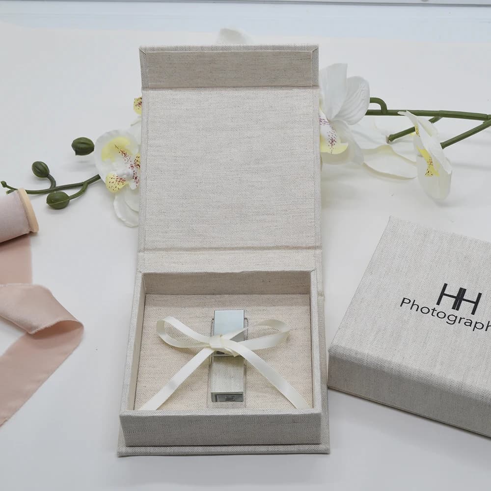 Scatola porta USB in lino fatta a mano con logo personalizzato, organizer per chiavette USB, ideale come regalo di nozze e per fotografi.
