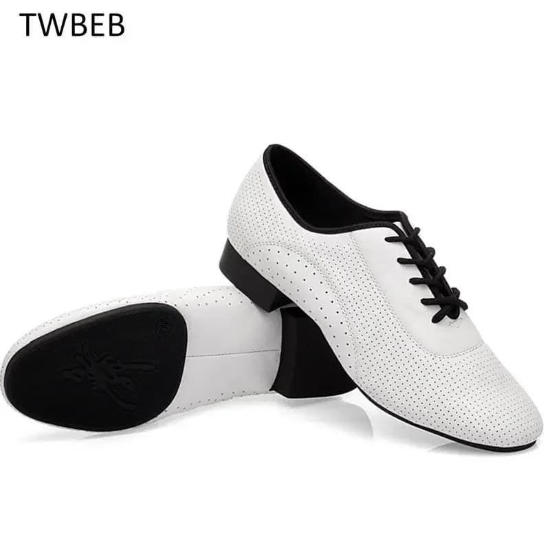 Scarpe moderne da uomo Pelle bovina bianca Completamente perforata Danza sociale Suola a due punti Scarpe da ballo quadrate latine Scarpe da ballo standard