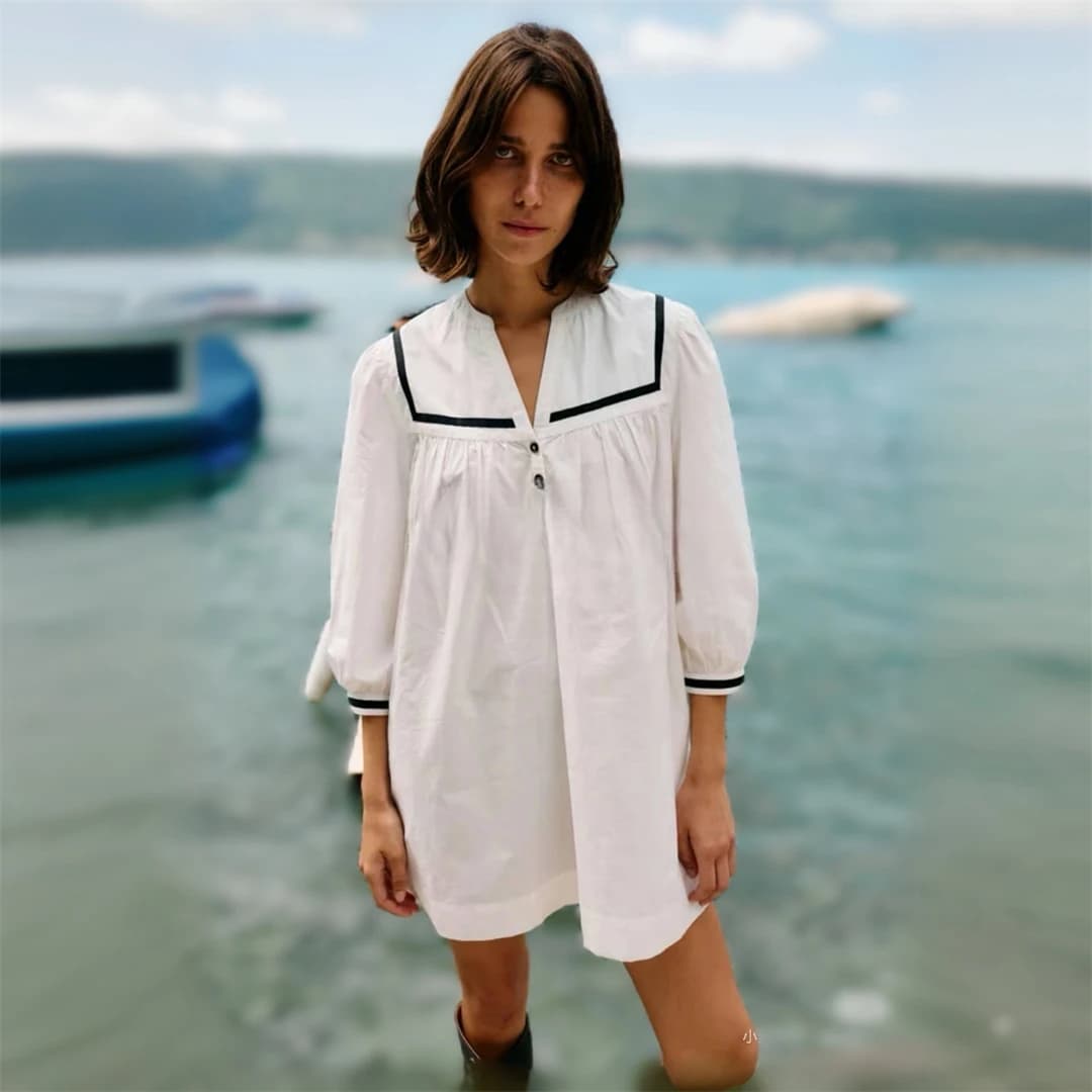 Abito in cotone a tema nautico con colletto alla marinara, stile parigino, primavera 2026, casual da viaggio, gonna a trapezio, manica a sette quarti, chiusura con bottoni