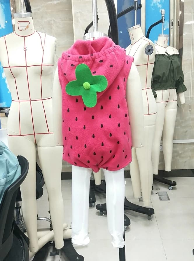 Photo costumes for newborns: Sleeveless dress with strawberry and socks shape hood, for cosplay and shows