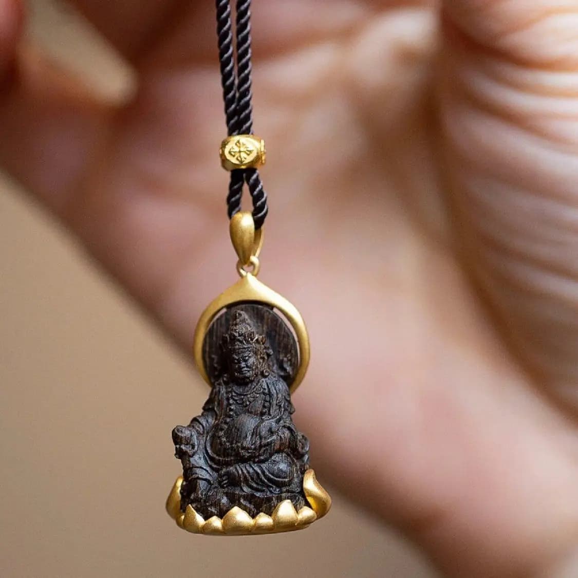 Ciondolo Buddha con loto e trono per uomo, gioielli in stile etnico, collana portafortuna Jambhala gialla, accessori da uomo.