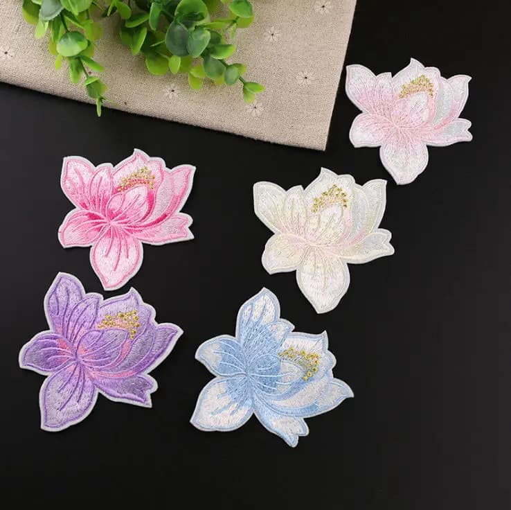 Nuovo arrivo 10 pezzi toppa ricamata con giglio d'acqua termoadesiva su abbigliamento popolare borsa cappello scarpa motivo applique accessorio ricamo