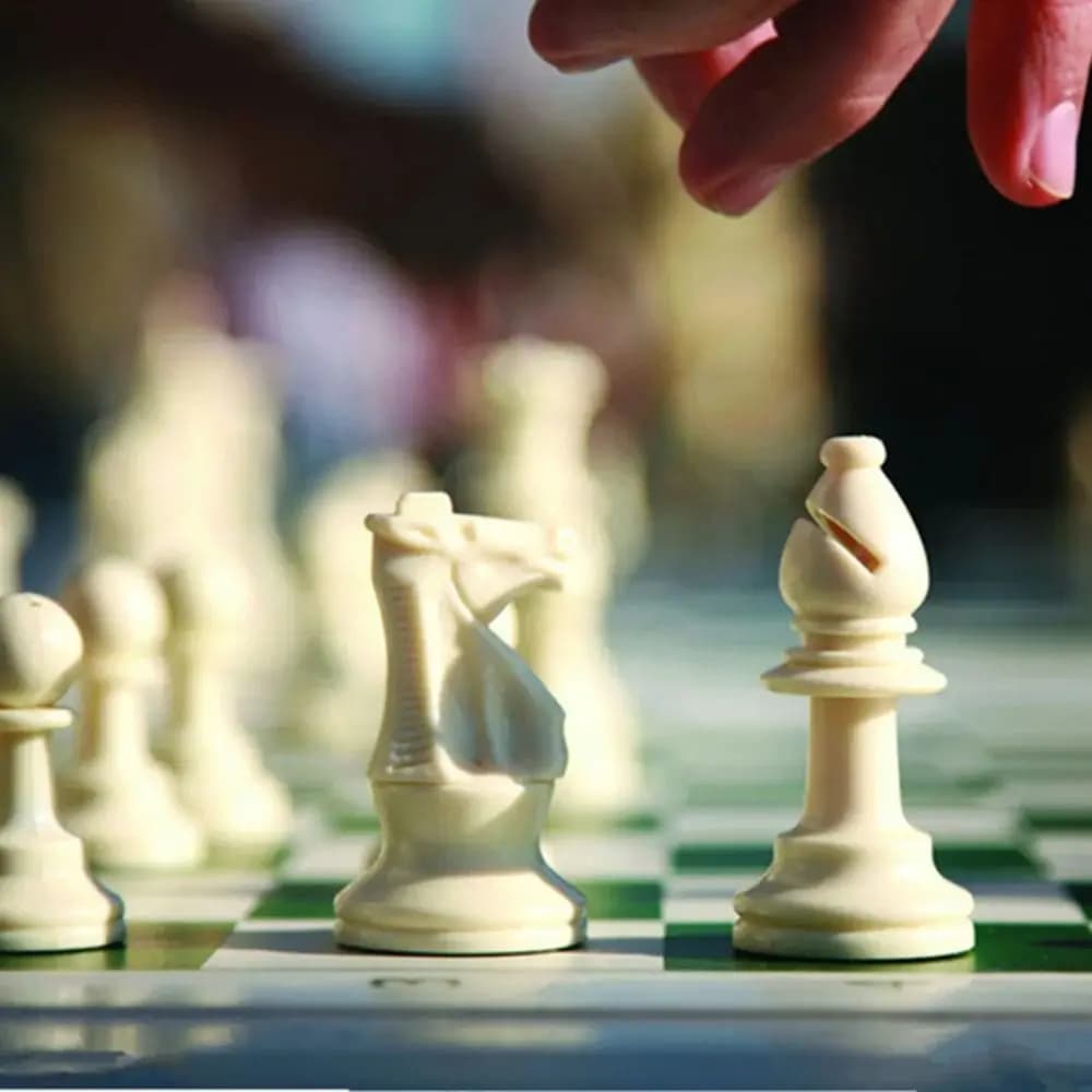 Set di Scacchi King International 32 Pezzi Bianco e Nero, Gioco Educativo in Plastica per Genitori e Figli