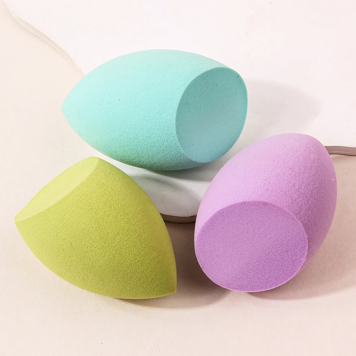 Set of sponges for makeup with 3 pieces for liquids, cream and dust, multicolored foundation