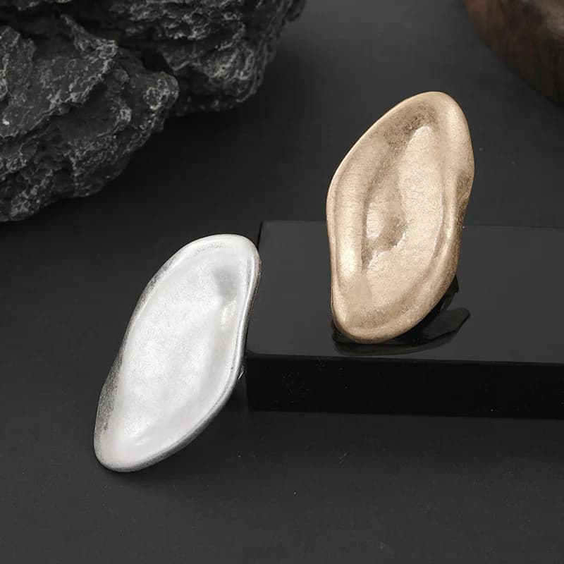 nuovo anello temperamento da donna semplice e alla moda, gioielli di nicchia di lusso leggeri in lega dal vivo, stile europeo e americano