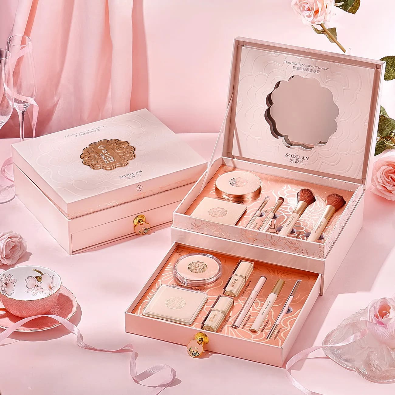 Set of Shade Palettes for Lips Make up Kit of Lipsticks Box highlights Glitter Powder Blush Cosmetics Set Gift Box of San valentino