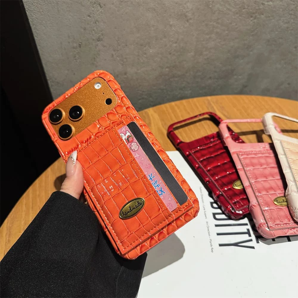 Custodia per telefono di lusso ed elegante con porta carte e etichetta dorata per 17 Pro Max, cover in PU lucido con motivo coccodrillo per iPhone 16 15 14 13 Pro