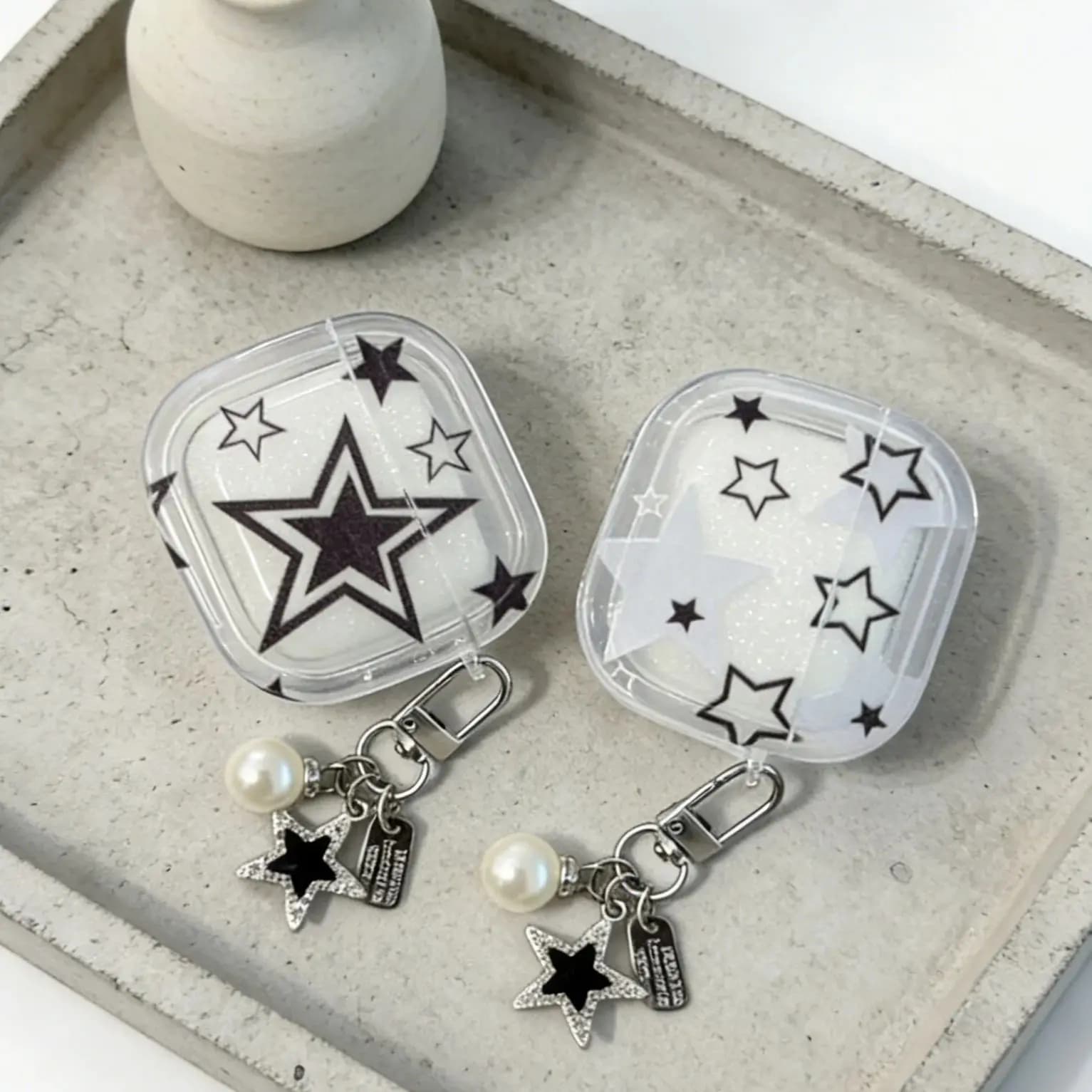 Custodia trasparente per auricolari alla moda con stella bianca e nera – Cover con accessorio portachiavi a stella con perle per AirPods 1/2