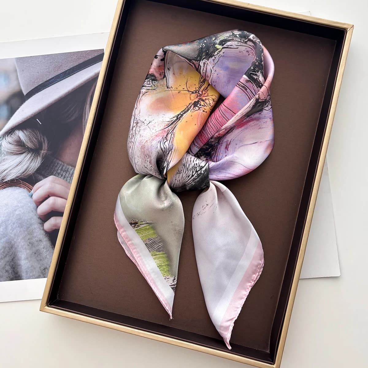 Sciarpe Quadrate in Finta Seta con Stampa Floreale, Bandane per Donne, Hijab di Lusso, Foulard Elegante, Scialle da Spiaggia