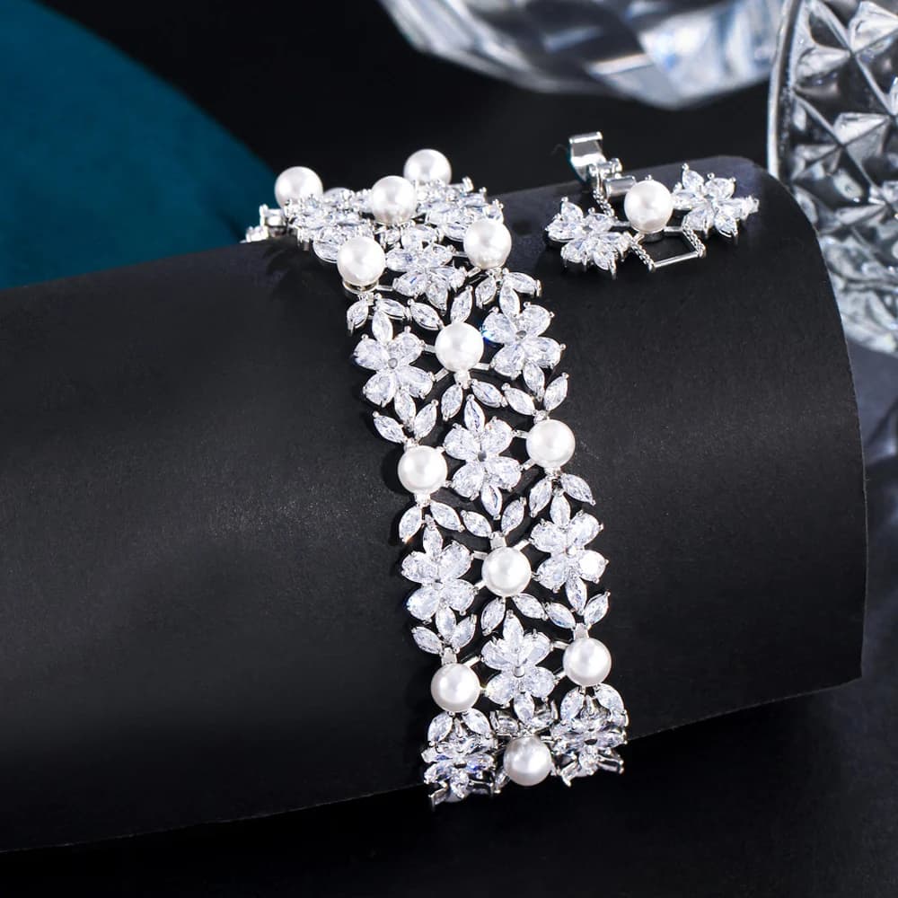 ThreeGraces elegante lucido Cubic Zirconia simulato perla da sposa braccialetto di fidanzamento da sposa per le donne gioielli da ballo di moda BR282