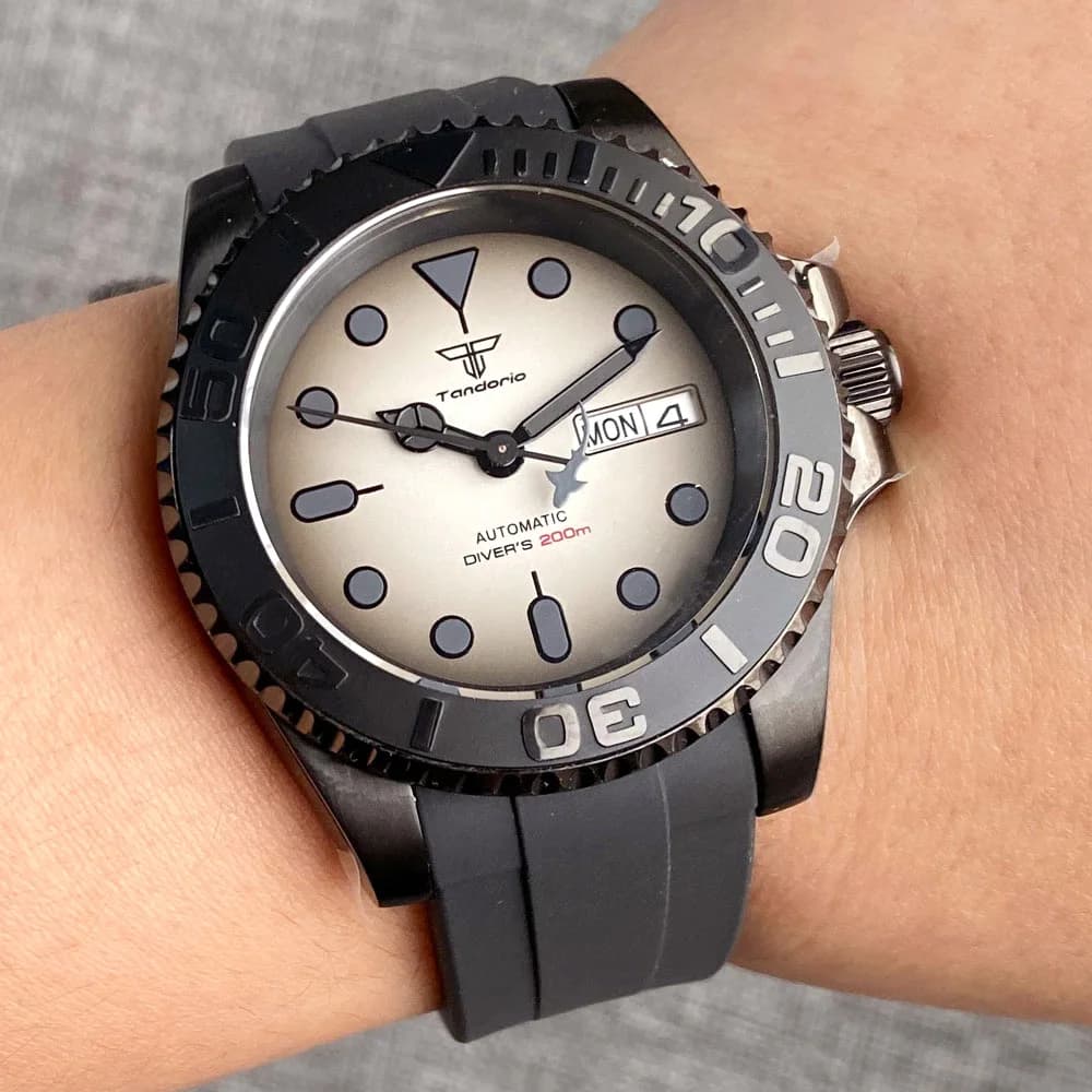 Round Table 200M Waterproof NH36A Vintage Black Dial Automatic Swim Diver Watch Case PVD Date Week Elastic Display