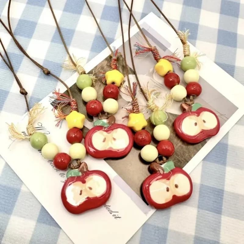 Collane con ciondolo a forma di mela dipinte a mano in ceramica, collane lunghe con mela a cartone animato, all'ingrosso, confezione personalizzata