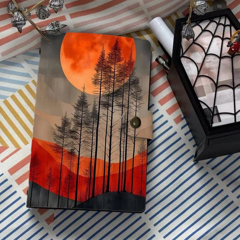 Quaderno con Copertina in Morbida Pelle, Stampa Artistica Naturale con Motivo Luna Rossa e Foresta di Pini, Chiusura con Bottone a Pressione, Ideale per Dai