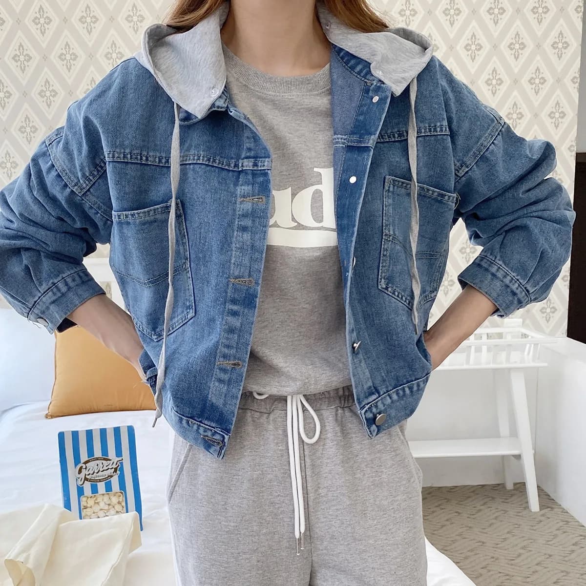 Giacca da donna chic stile coreano Primavera 2026 con cappuccio rimovibile, giacca corta in jeans con bottoni posteriori, cappotto da donna