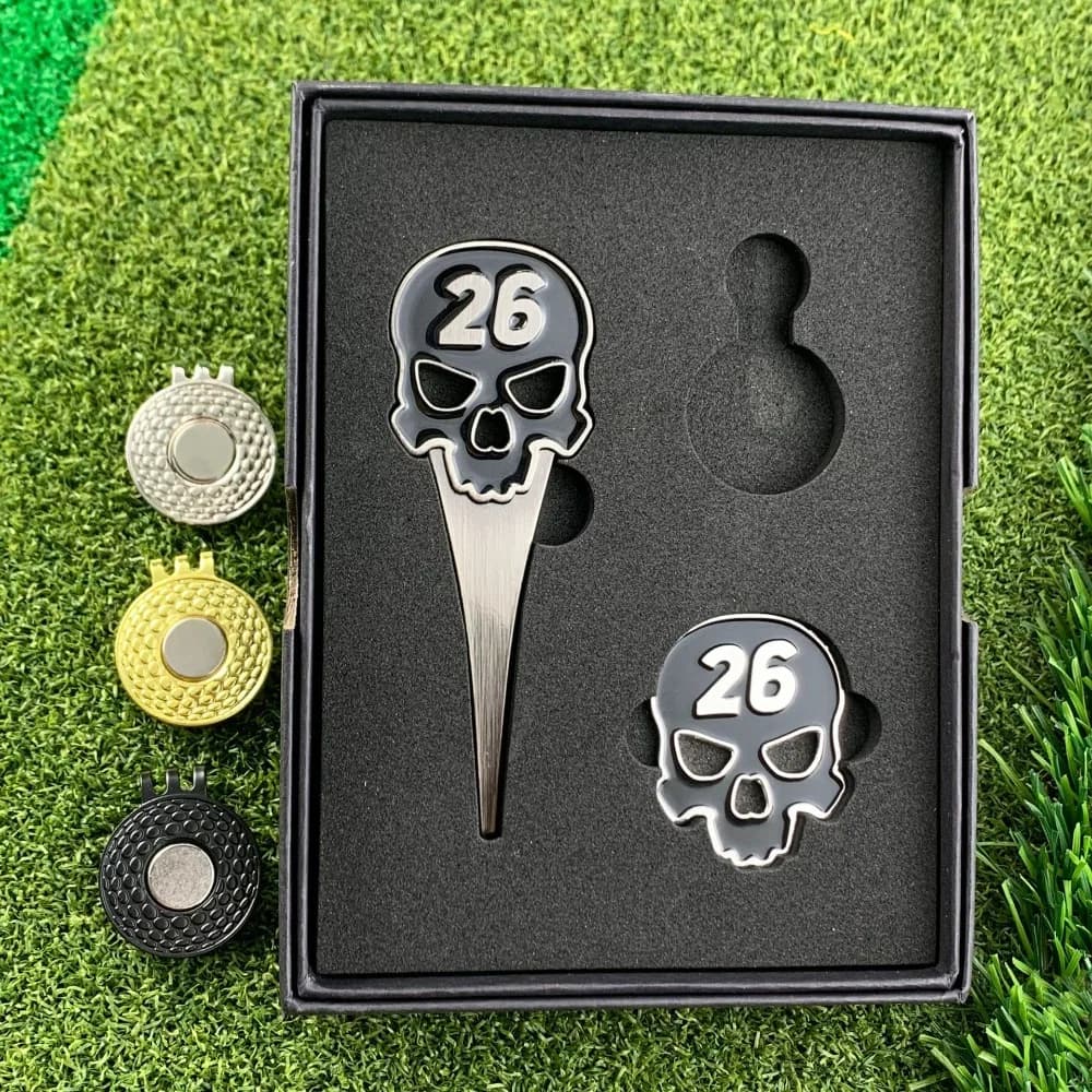 Set di Accessori Multifunzionali per Golf: Forchetta Magnetica a Doppia Testa a Forma di Teschio in Metallo, Segnaposto per Palline, Confezione Regalo