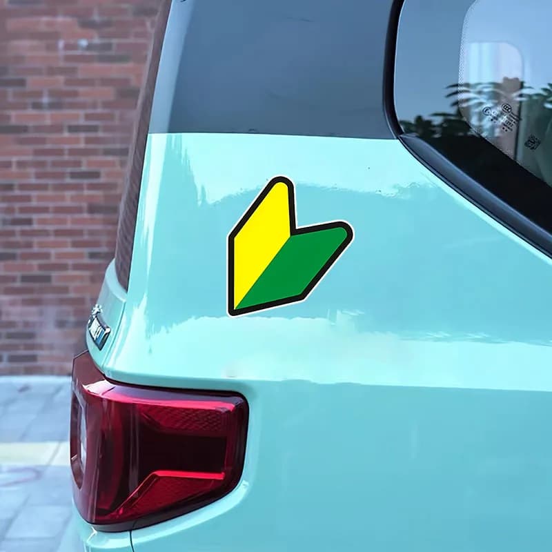 1PC 2D Flat Yellow Green Arrow Shape Vinyl Sticker 17.5x19.6cm Waterproof Decal For Car Exterior DIY Decor