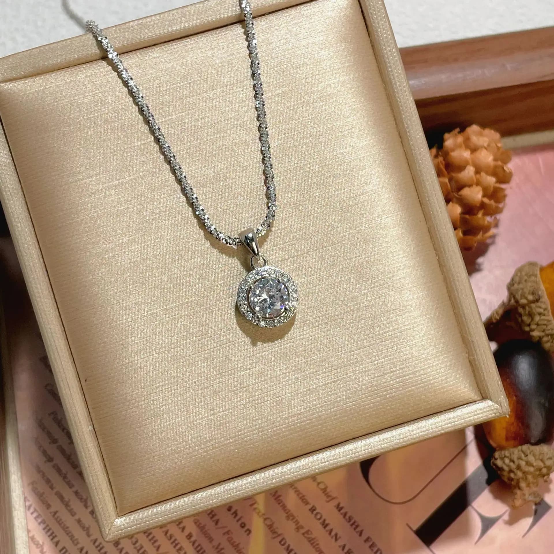 Necklace with zircons with sparkling round bag in European and American style Clavicola chain with versatile and fashionable advanced sense