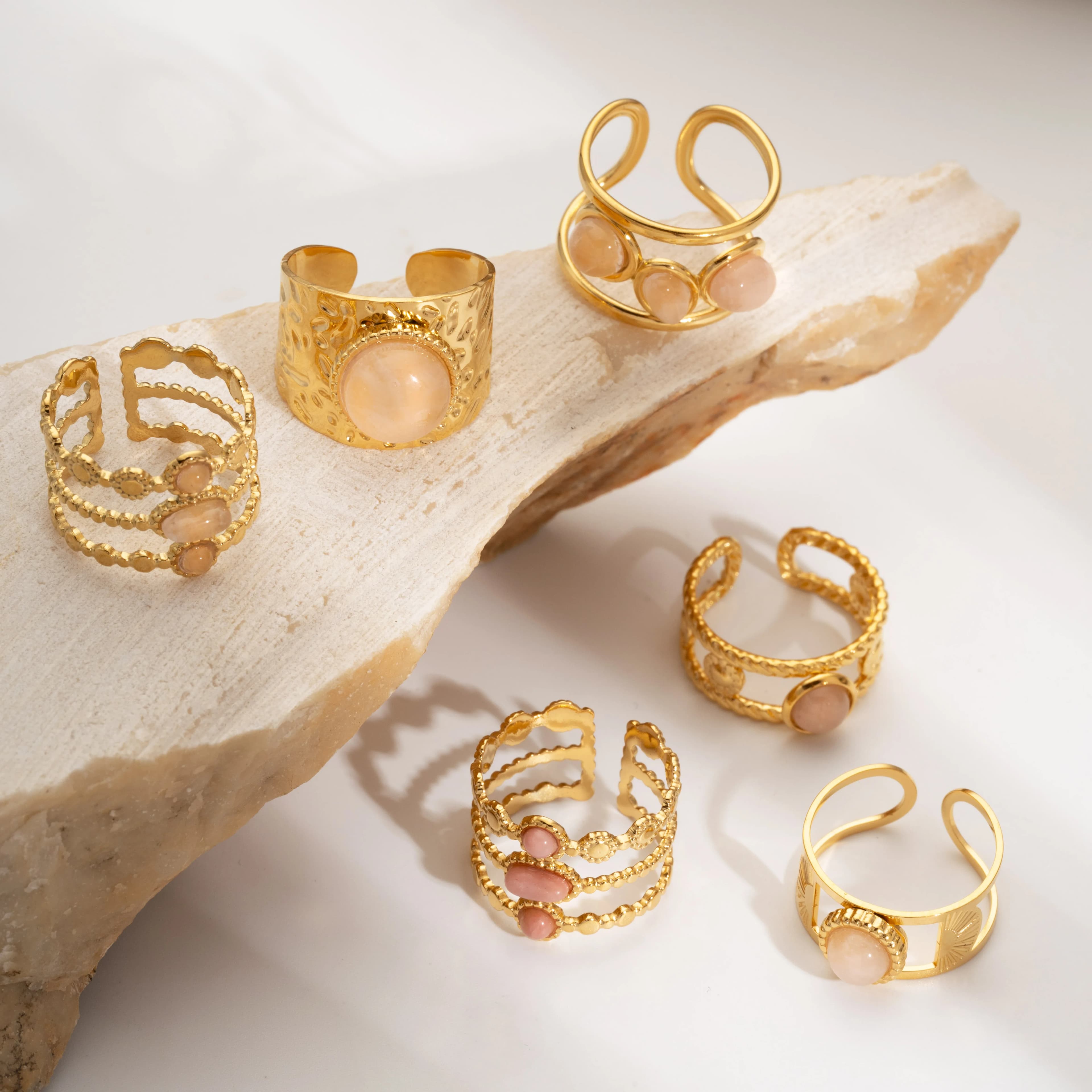 Anello in acciaio inossidabile con pietra naturale di nuovo design alla moda da donna impermeabile elegante gioielli dorati 2024 NUOVO set